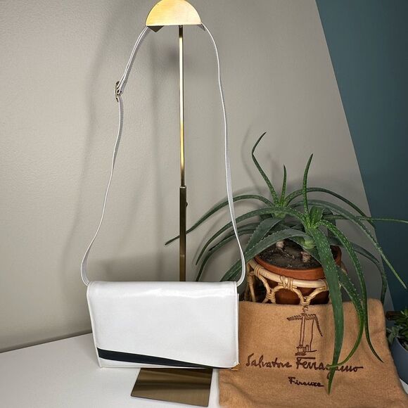 Salvatore Ferragamo Handbags - Vintage Salvatore Ferragamo White Navy Leather Shoulder Bag Gold Hardware Italy